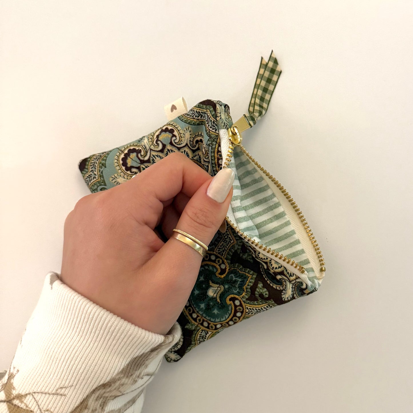 small pouch (golden paisley)